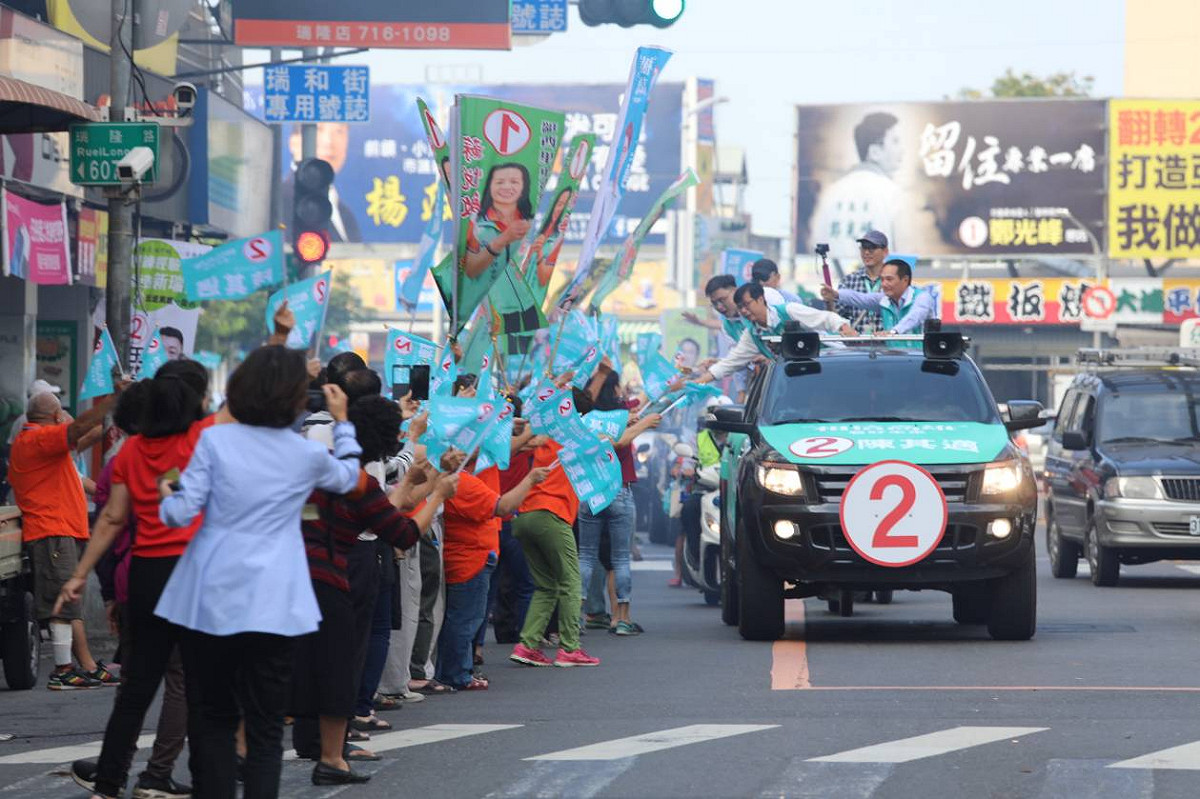 明（24）為九合一大選投票日，國民黨力拚席次過半，民進黨力保13席執政縣市。此次大選，投票率高低將影響藍綠席次變化。 圖：陳其邁競選辦公室/提供