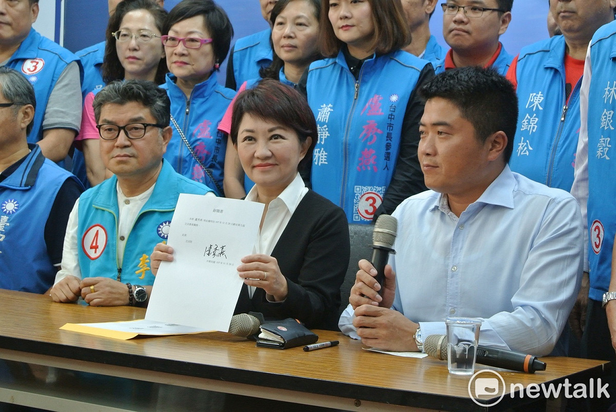 盧秀燕在記者會上簽署辭職書。 圖：唐復年/攝