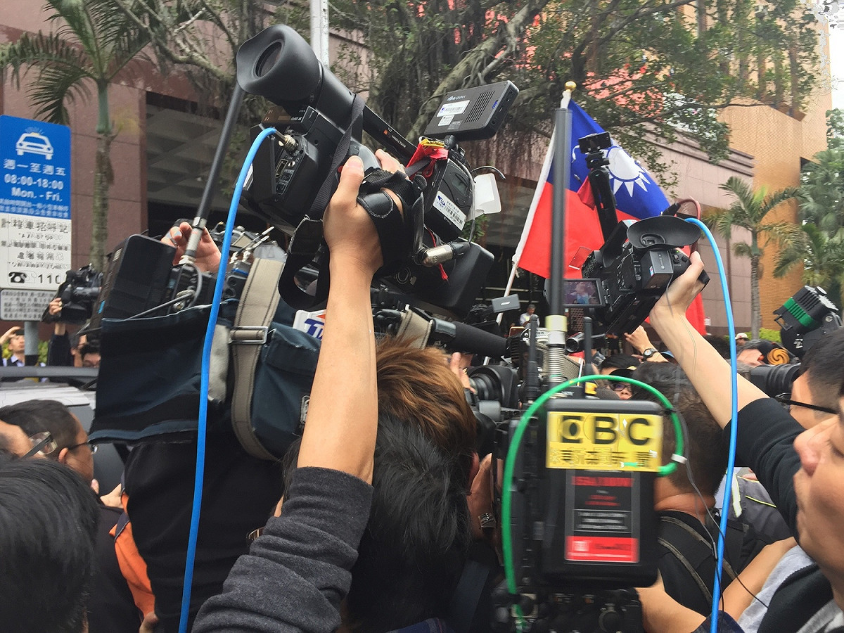 當韓國瑜語畢後，攝影記者再度圍繞韓國瑜，沿路簇擁直到韓國瑜上車離去才散去。 圖：趙婉淳／攝