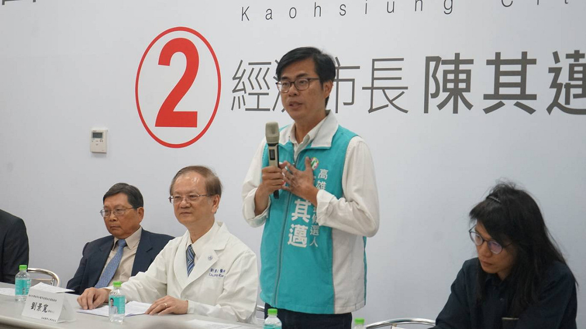 今（20）日數十位學術界、醫界代表，齊聚民進黨高雄市長候選人陳其邁競選辦公室召開記者會。 圖：陳其邁競辦提供