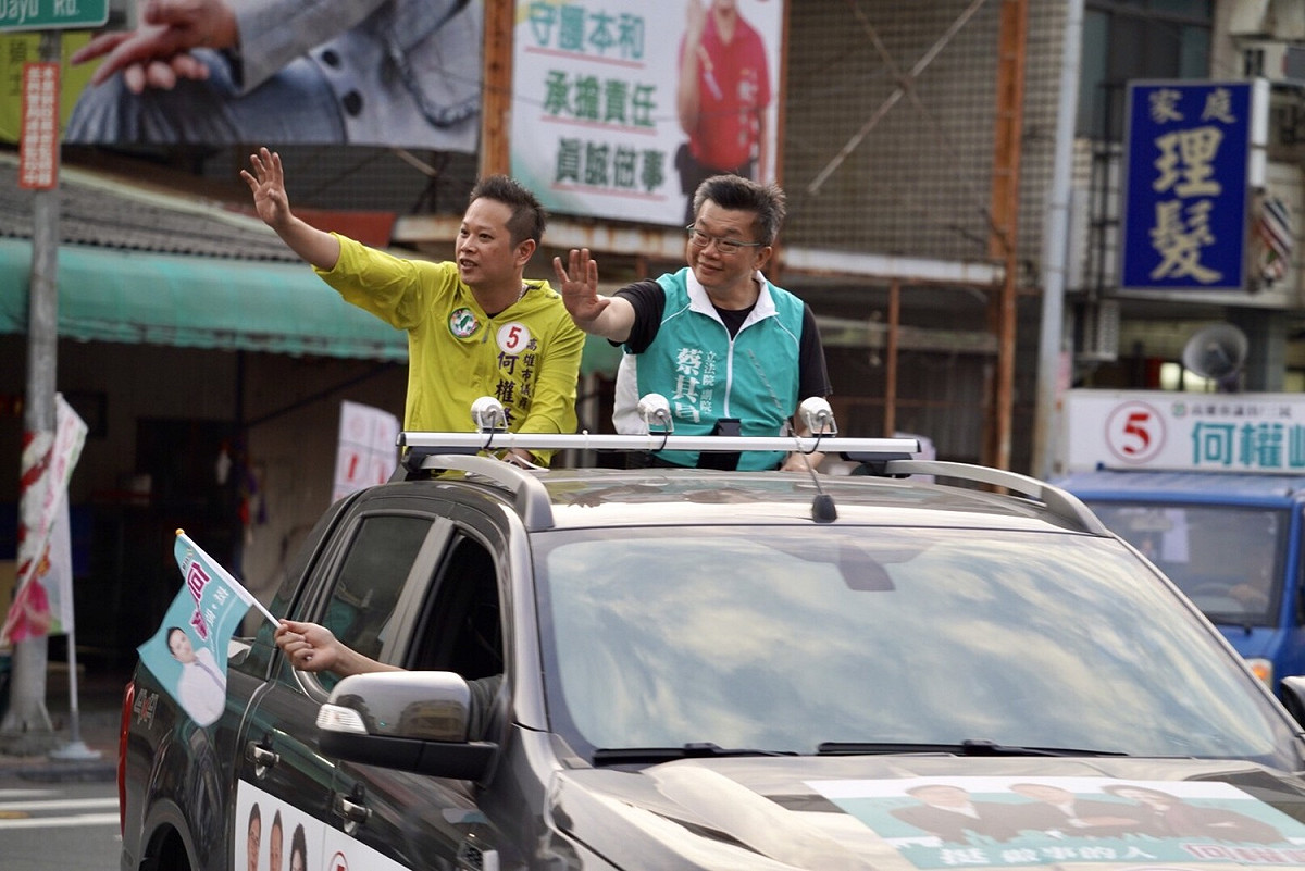 立法院副院長蔡其昌與尋求連任的三民區現任市議員何權峰車隊掃街。 圖：蔡其昌辦公室/提供