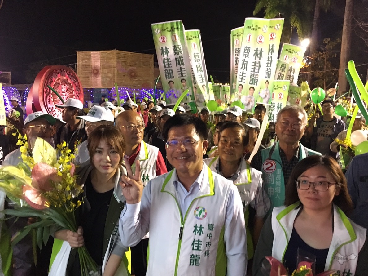 林佳龍晚間在東勢踩街遊行。 圖：林佳龍競選總部/提供