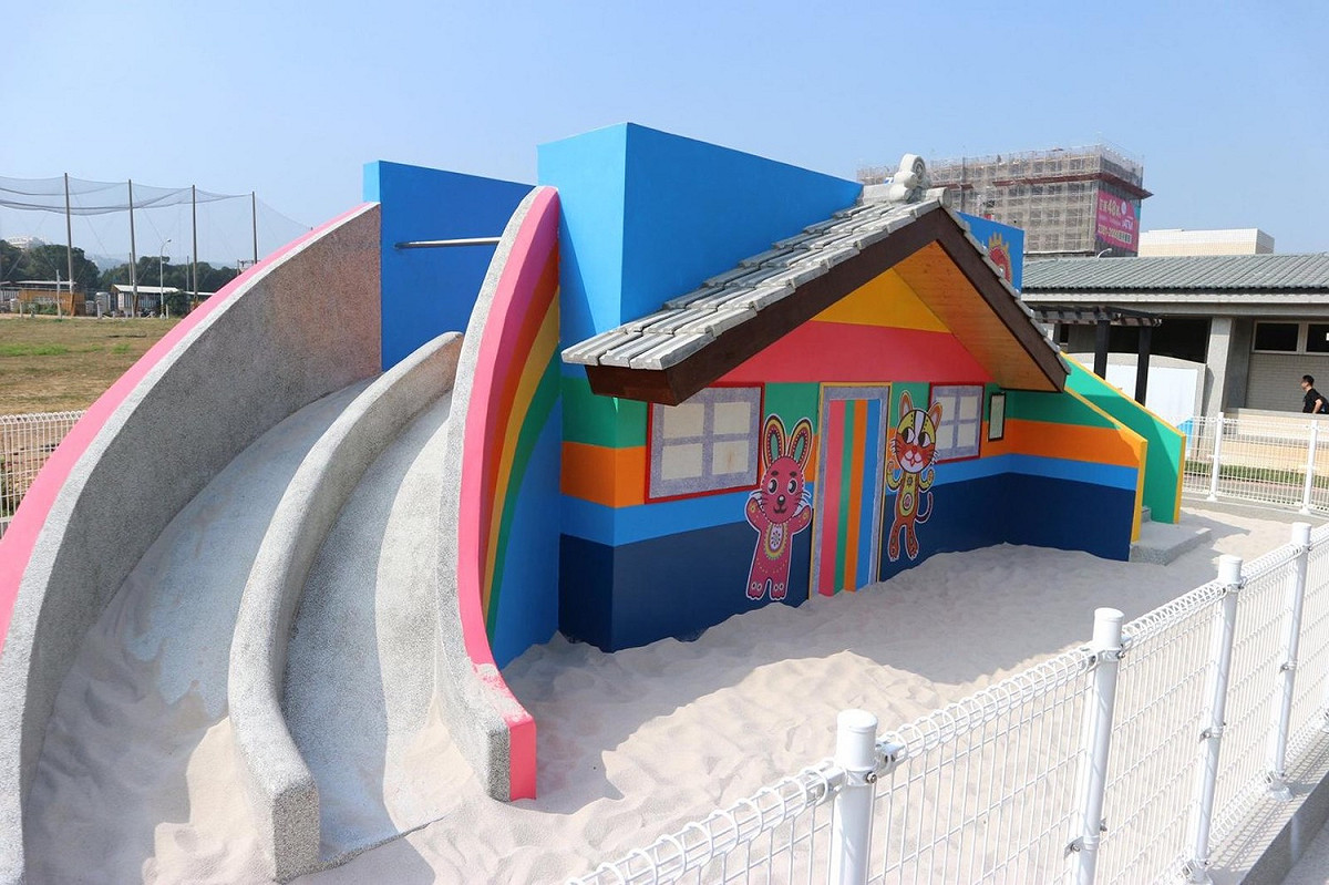 彩虹藝術公園磨石子溜滑梯。 圖：台中建設局／提供