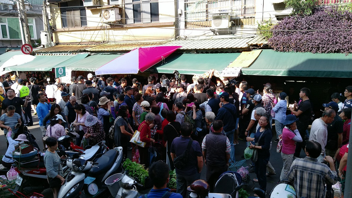 柯文哲受到民眾、媒體包圍。 圖：陳佩君／攝