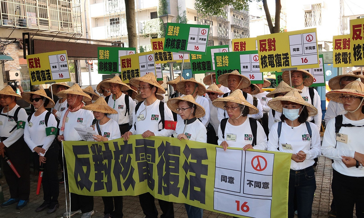 人民作主志工團21日在義光教會前舉行記者會。 圖：林朝億/攝