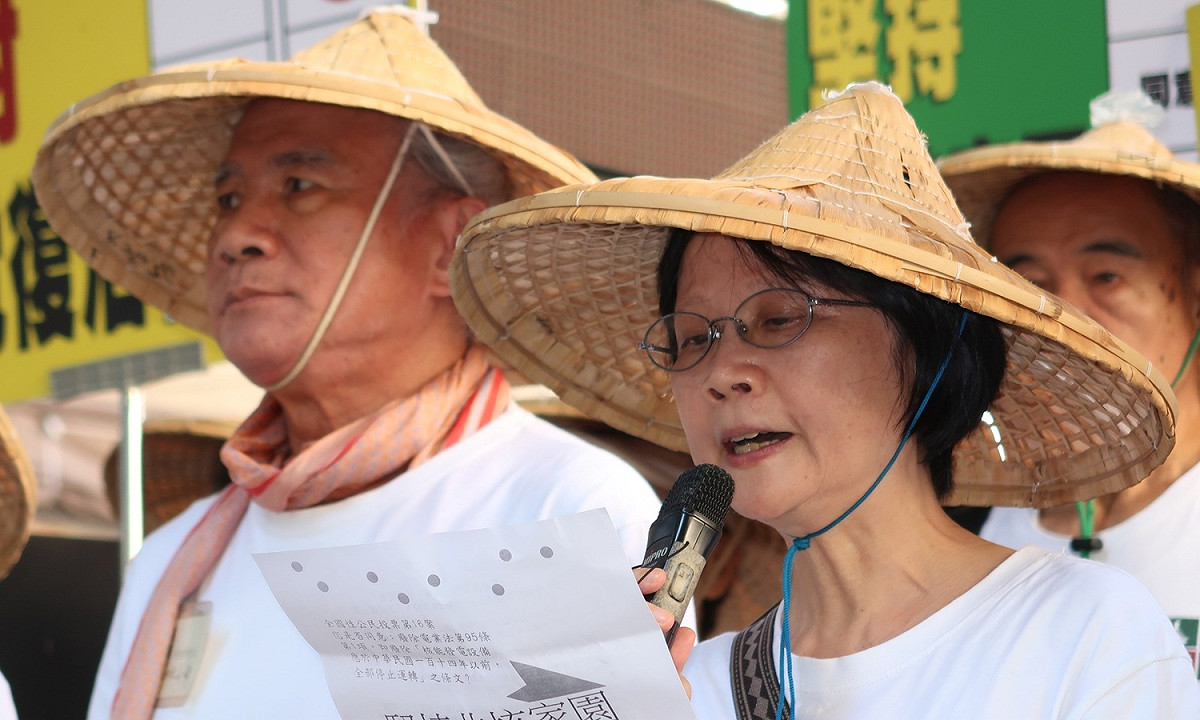 人民作主基金會董事長陳麗貴16日宣讀反對第16案公投宣言。 圖：林朝億/攝