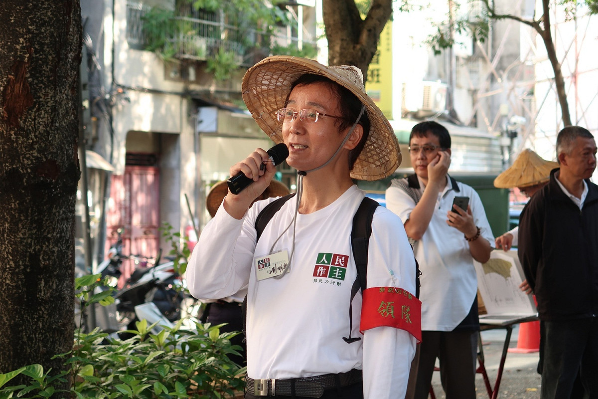 人民作主基金會前執行長21日向志工團成員講話。 圖：林朝億/攝