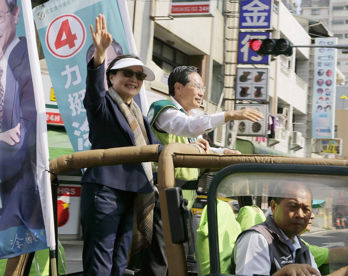 國策顧問葉菊蘭陪同涂醒哲掃街拜票。 圖：涂醒哲競選團隊/提供