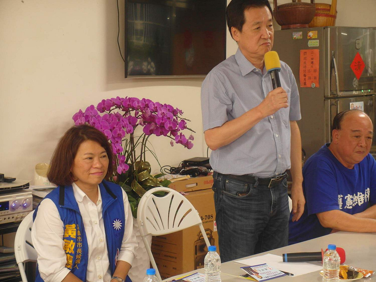 立法委員費鴻泰立挺黃敏惠，固守眷村選票。 圖：黃敏惠競選團隊/提供