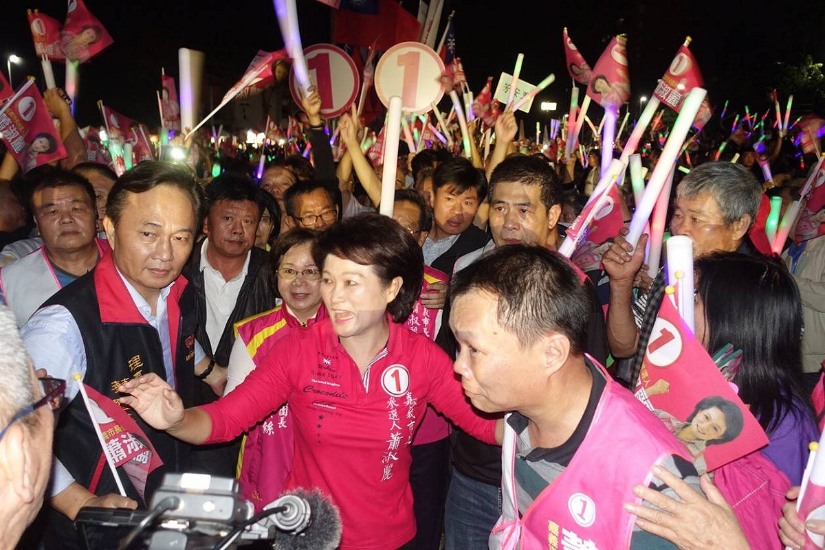 蕭淑麗在造勢晚會上大進場時，受到民眾熱情簇擁。 圖：蕭淑麗競選團隊/提供