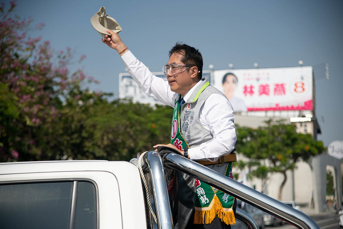 民進黨台南市長候選人黃偉哲、其妻劉育菁及競選總策劃郭國文，擔任「台南第一」、「市民第一」及「幸福第一」三大路線領隊，由白河、鹽水、關廟出發，從溪北、溪南至府城228紀念公園大會師，啟動「決勝72小時總動員」。（黃博郎攝） 圖/黃博郎攝