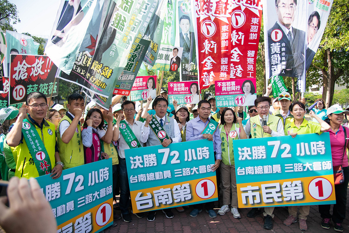 民進黨台南市長候選人黃偉哲、其妻劉育菁及競選總策劃郭國文，擔任「台南第一」、「市民第一」及「幸福第一」三大路線領隊，由白河、鹽水、關廟出發，從溪北、溪南至府城228紀念公園大會師，啟動「決勝72小時總動員」。（黃博郎攝） 圖/黃博郎攝