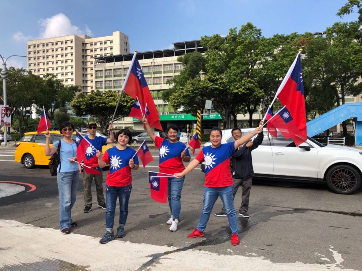 不少民眾響應「揮國旗運動」，不但身穿國旗衣，手持大國旗、小國旗，在路旁熱情等待迎接車隊。 圖：陳學聖競選辦公室／提供