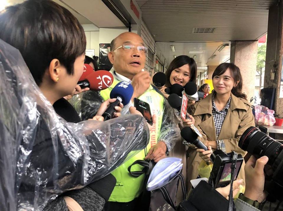 民進黨籍新北市市長候選人蘇貞昌（左二）22日一早冒雨掃街，自爆也擦了護唇膏，但「感覺更會做事」。 圖：翻攝蘇貞昌臉書