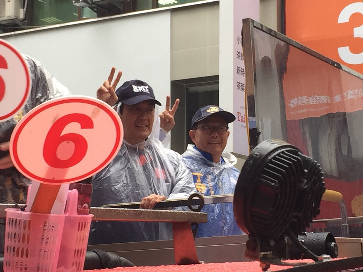 國民黨台北市長候選人丁守中今天接續中山大同車隊掃街拜票，前總統馬英九現身陪同。 圖：趙婉淳／攝