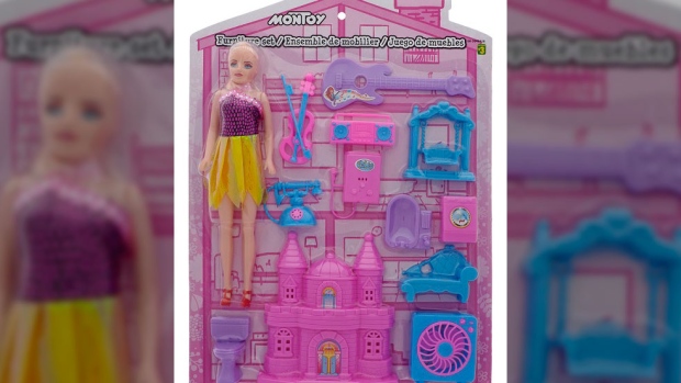 加拿大衛生部表示，中國製塑膠玩具娃娃（MONTOY Doll）含有過量的鄰苯二甲酸酯，恐對兒童有害。 圖：翻攝《多倫多新聞》/加拿大衛生部提供