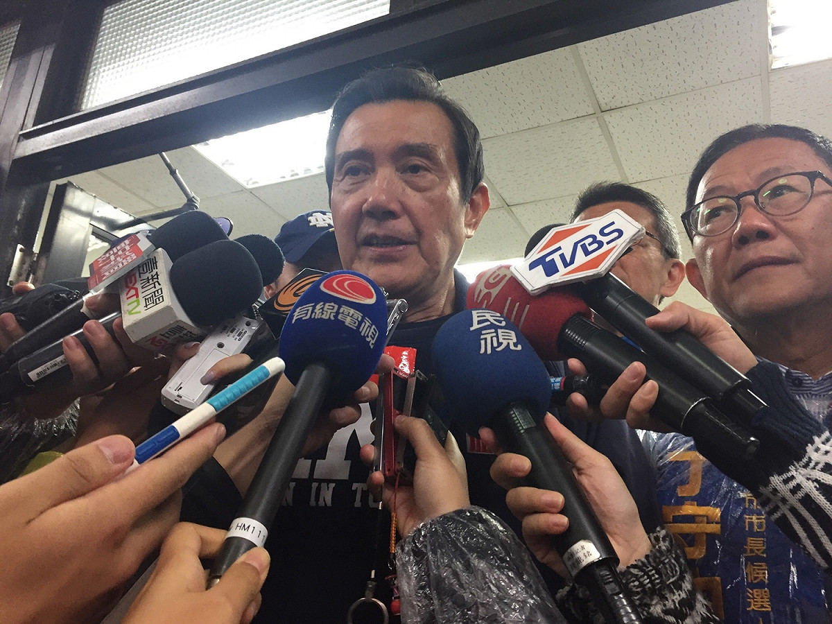 前總統馬英九今天上午陪同丁守中掃街。 圖：新頭殼資料照片