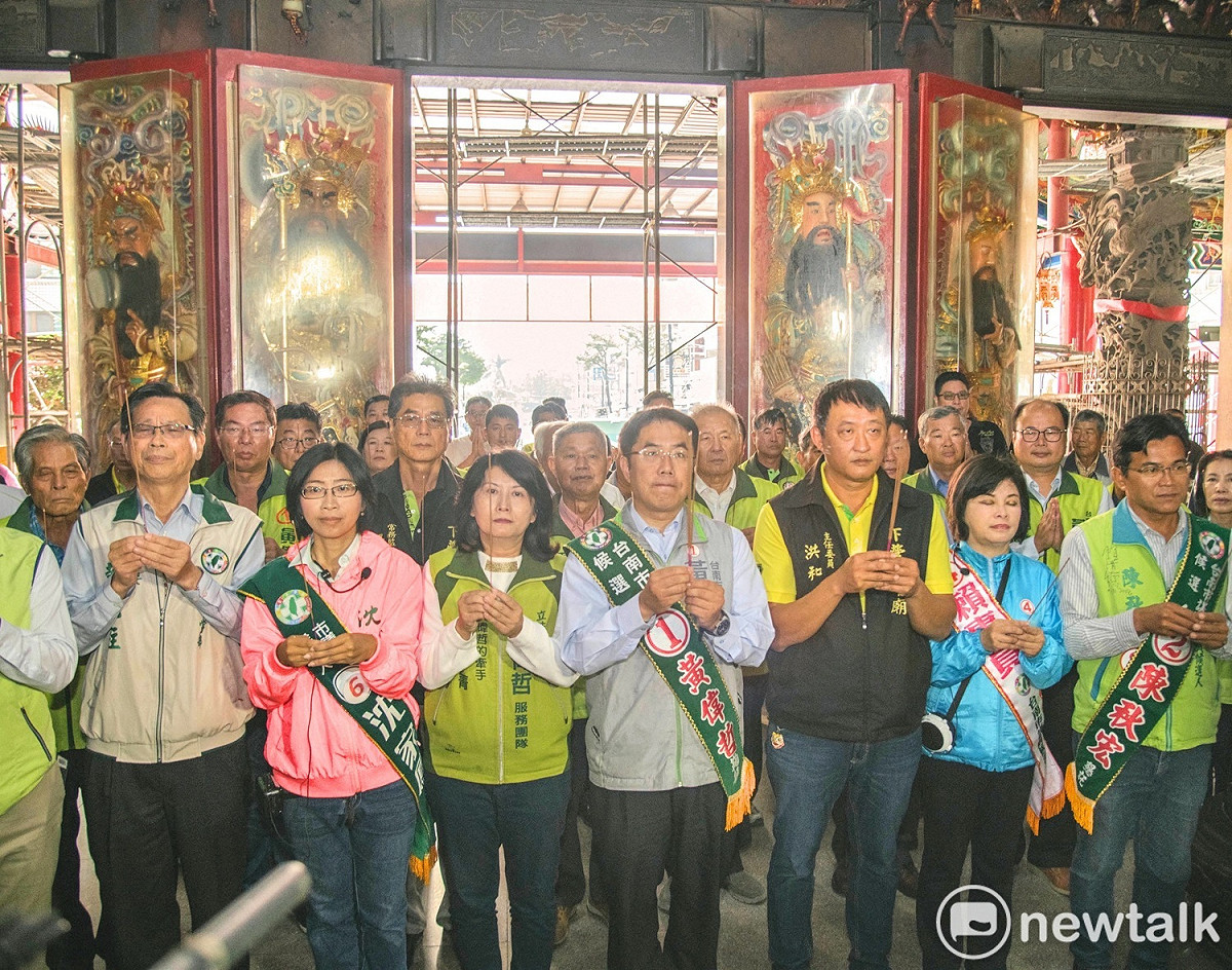 黃偉哲在下營上帝廟宣布史無前例的選前直播36小時開始，競選車隊將會從下營出發，一路前往安定，訴求「台南會贏（下營諧音）、市民安定」。（黃博郎攝） 黃博郎/攝