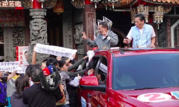 新北市長候選人侯友宜昨日至新莊掃街時，遭到大觀自救會攔車陳情。 圖：翻攝影片
