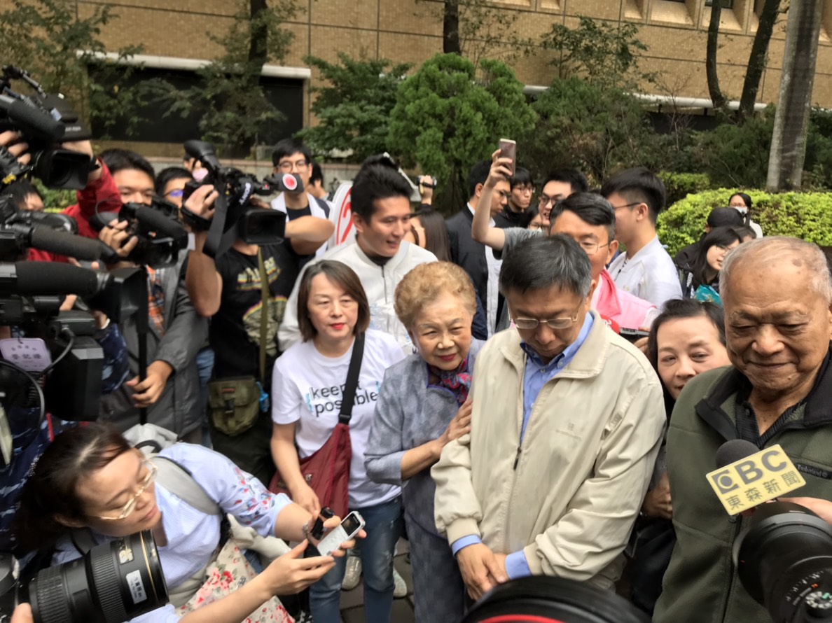 柯文哲車隊掃街，柯爸柯媽親自到場為柯文哲加油打氣。 圖：周煊惠/攝