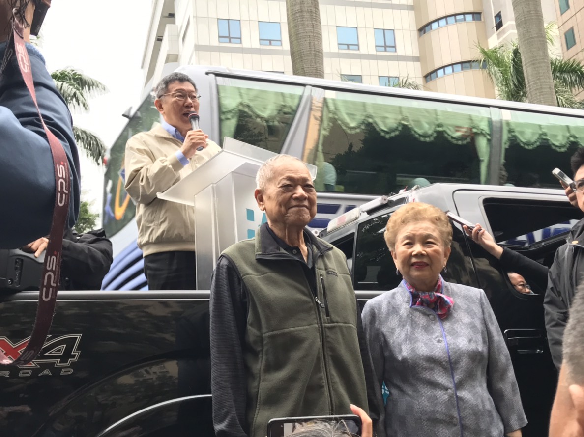 柯文哲車隊掃街，柯爸柯媽親自到場為柯文哲加油打氣。 圖：周煊惠/攝