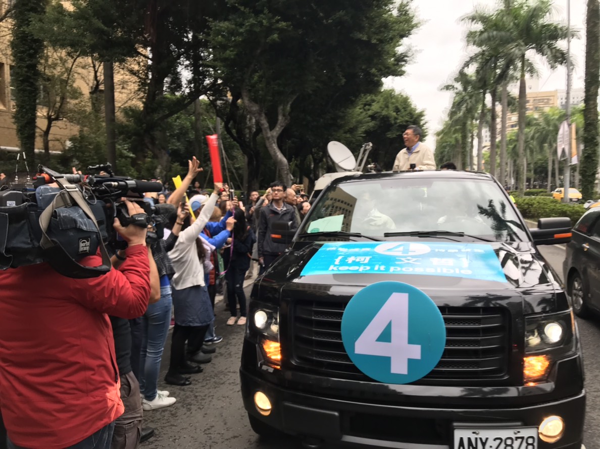 柯文哲的「首度」車隊掃街。下午13:30由臺大醫學院出發。 圖：周煊惠/攝
