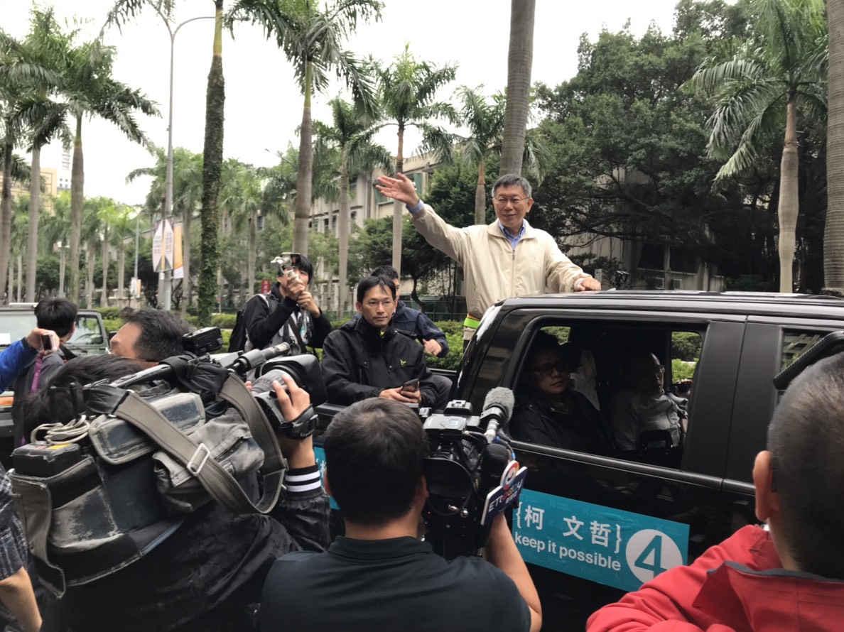 柯文哲的「首度」車隊掃街。下午13:30由臺大醫學院出發。 圖：周煊惠/攝
