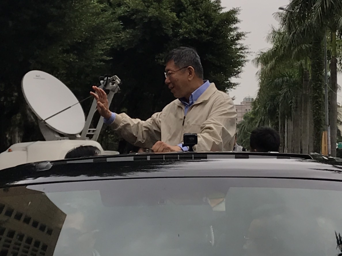 柯文哲的「首度」車隊掃街。下午13:30由臺大醫學院出發。 圖：周煊惠/攝