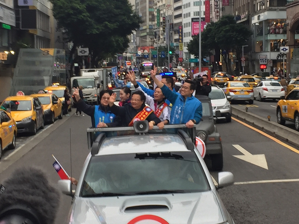 丁守中下午車隊掃街打出家人牌，太太溫子苓與小兒子都全體出動。 圖：趙婉淳／攝