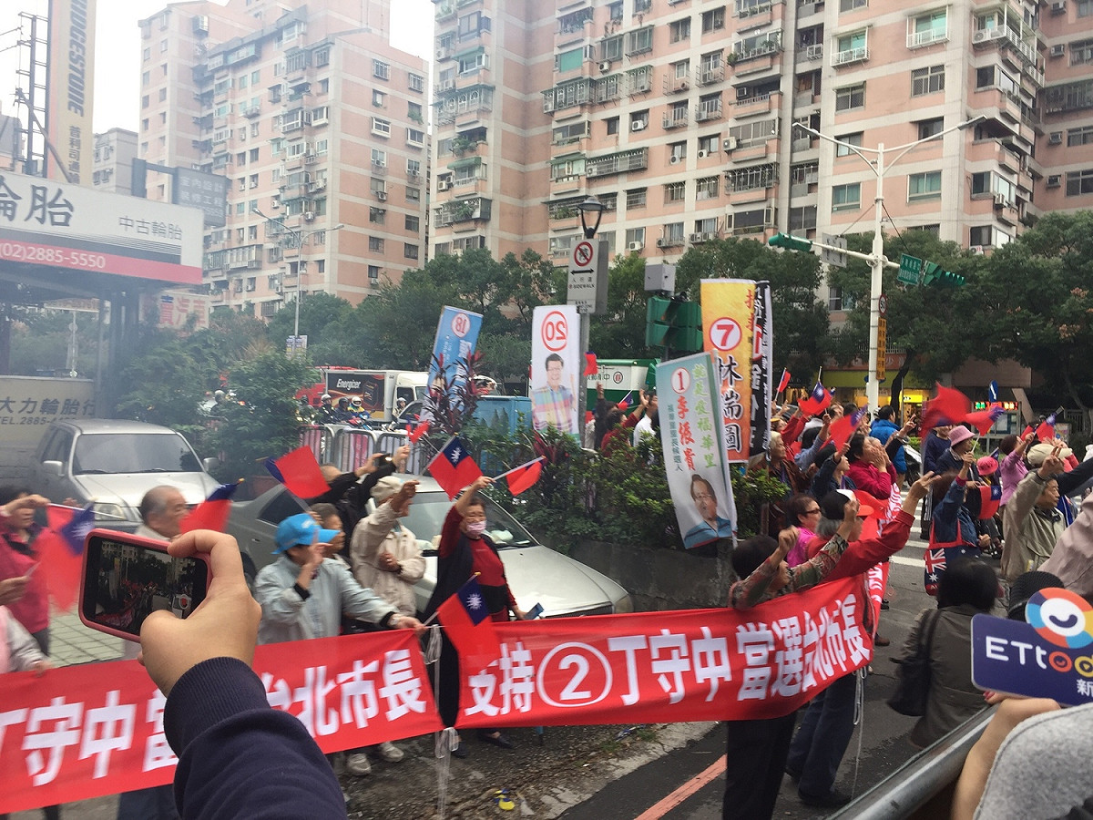 也放起鞭炮為丁守中炒熱氣氛。 圖：趙婉淳／攝