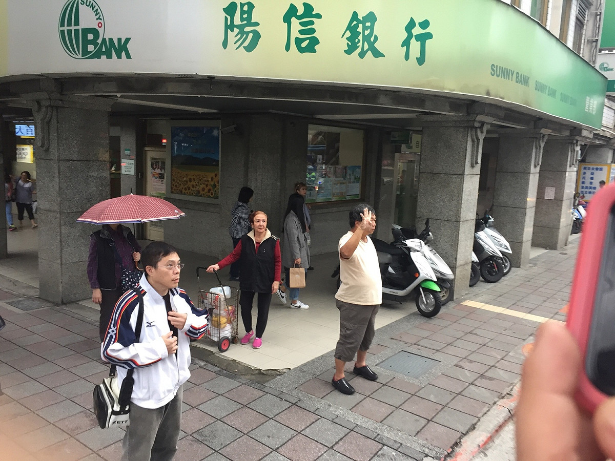 不過，也有稀疏的柯粉在街角高舉4號支持爭取連任的市長柯文哲。 圖：趙婉淳／攝