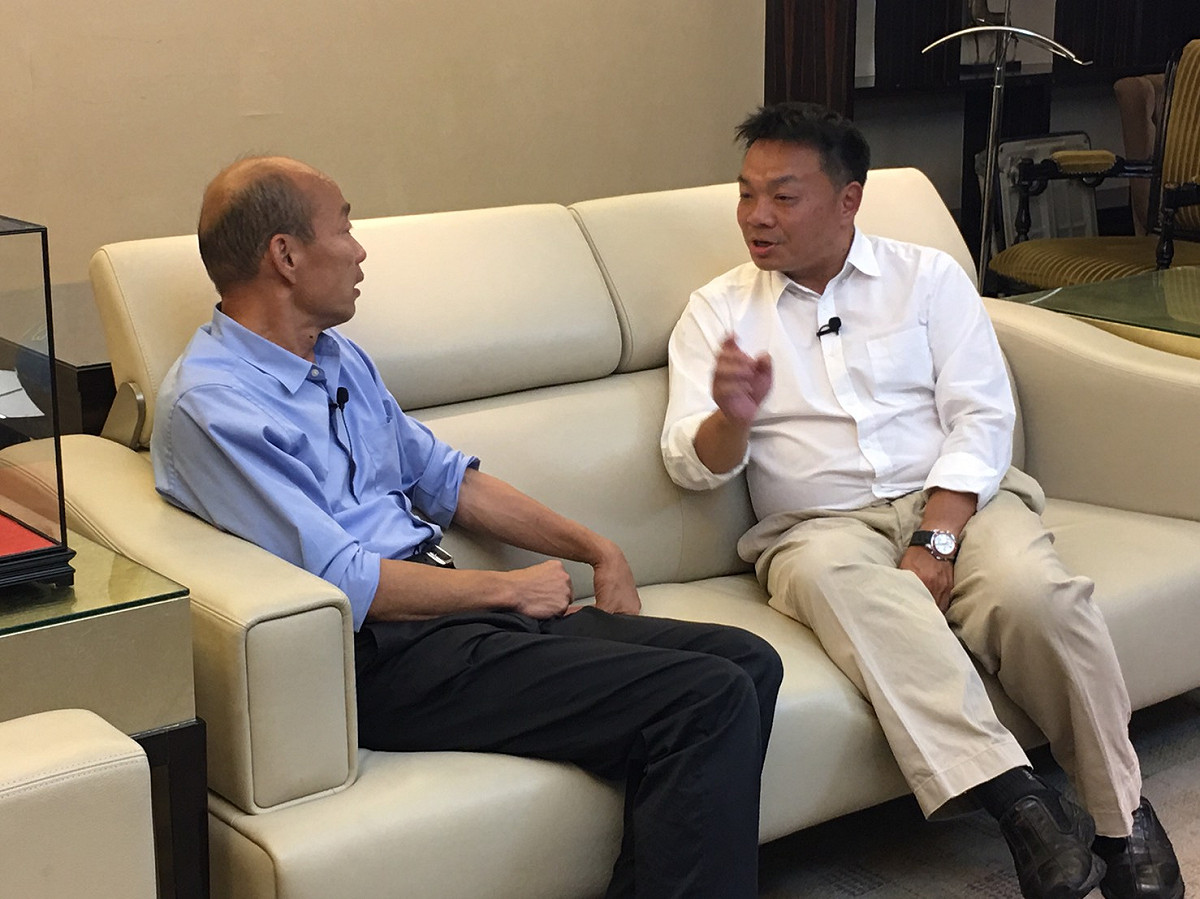 高思博和韓國瑜促膝長談，表示將徹底解決兩市偏鄉的醫療、建設、教育、經濟等四大問題。 圖：高思博競選總部提供