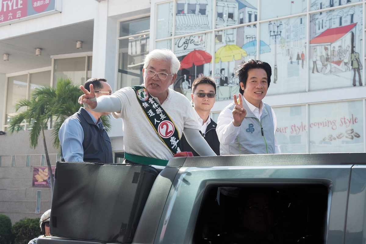 雲林縣長候選人李進勇今（22）日由行政院長賴清德陪同，至斗六、古坑、斗南、大埤等地掃街拜票。 圖：李進勇競選辦公室/提供