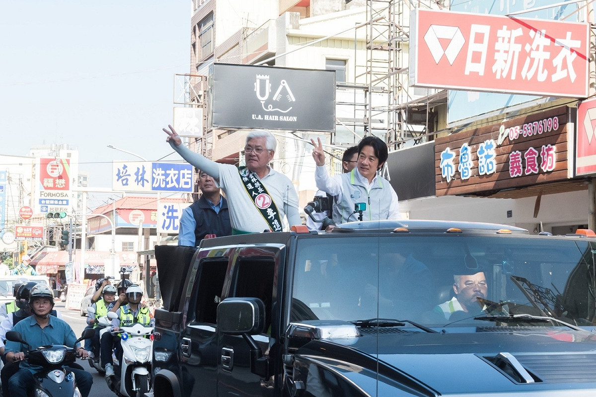 雲林縣長候選人李進勇掃街拜票。 圖：李進勇競選辦公室/提供