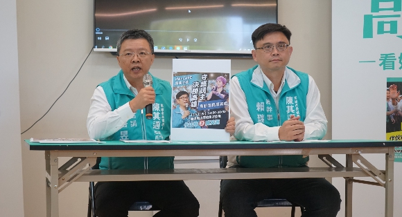 前台鹽董事長陳啟昱（左）。圖為2018年擔任陳其邁競選辦公室總協調時出席記者會。 圖：陳其邁競選辦公室提供(資料照片)