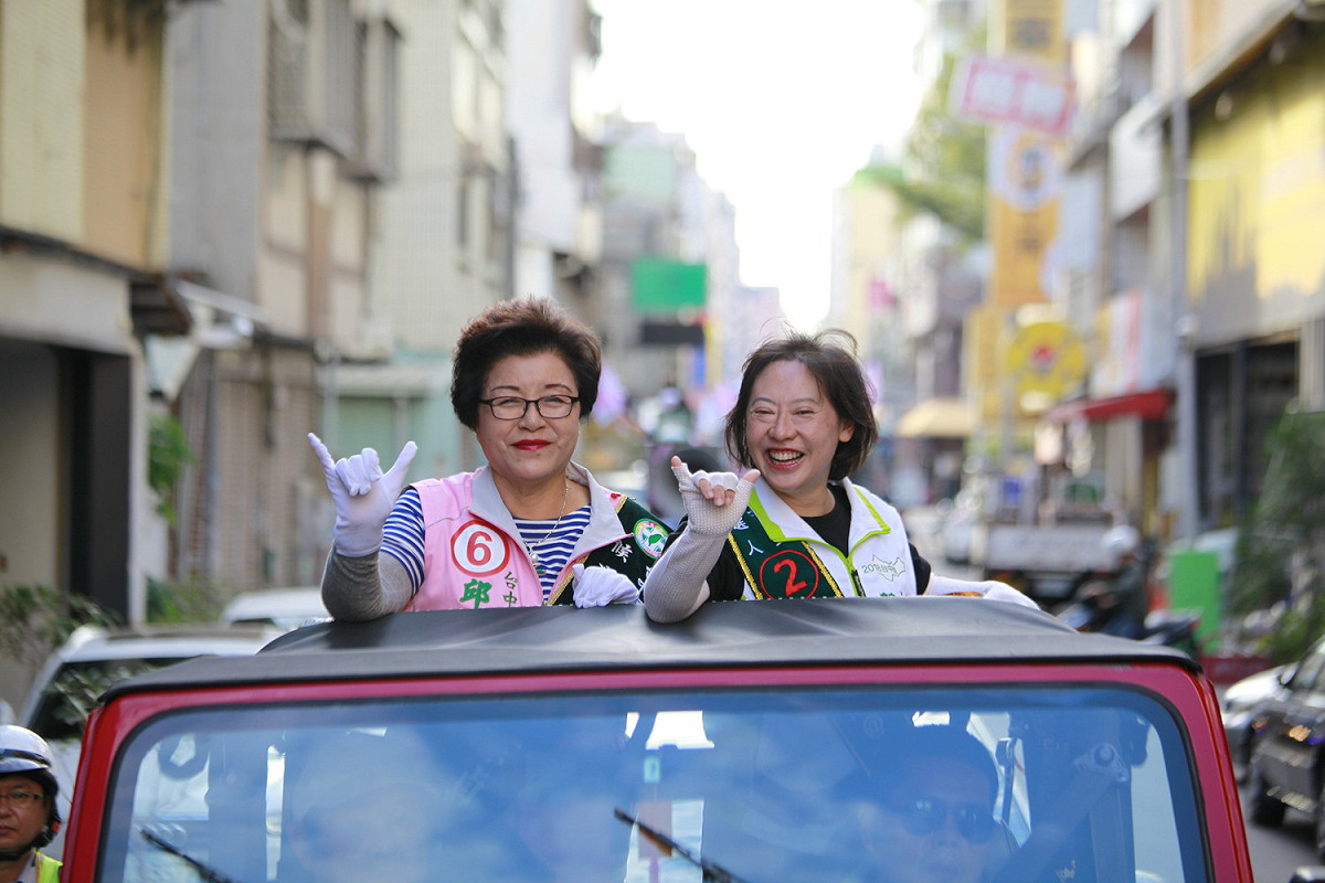 廖婉如陪台中市議員邱素貞以車隊掃街拜票。 圖：邱素貞競選總部/提供