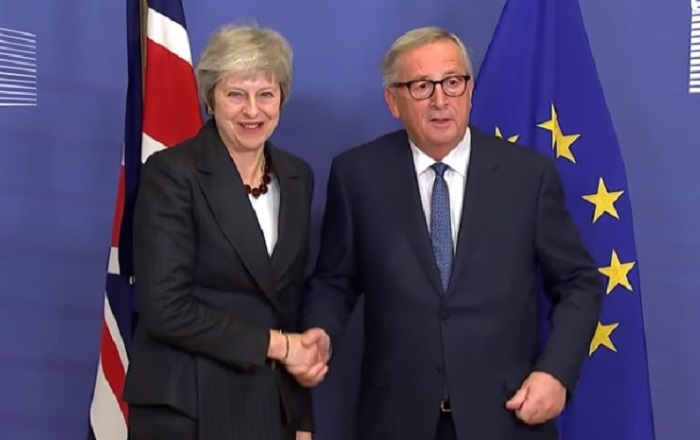 英國首相梅伊赴布魯塞爾拜會歐盟執委會主席榮科。 圖：翻攝Youtube
