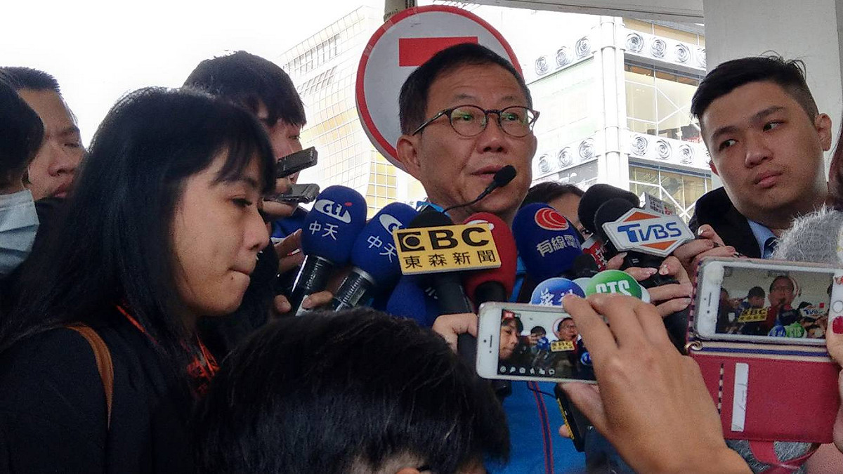 國民黨台北市長候選人丁守中今天上午到內湖南港車隊掃街，下午到松山信義掃街。 圖：趙婉淳／攝