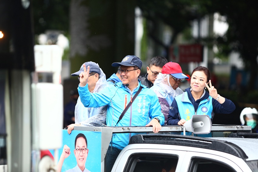 國民黨立委李彥秀上午陪同台北市長候選人丁守中車隊掃街南港內湖區。 圖：丁守中辦公室提供