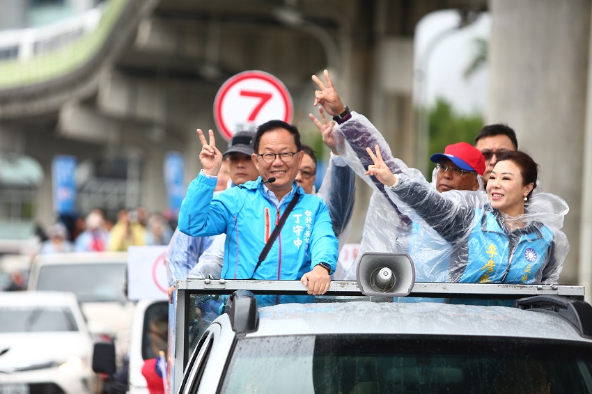 李彥秀與丁守中兩人一同站在車隊上用力比出ＹＡ，象徵支持２號丁守中。 圖：丁守中辦公室提供