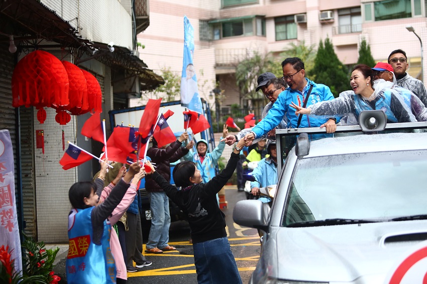 有熱情民眾上前與丁守中握手。 圖：丁守中辦公室提供