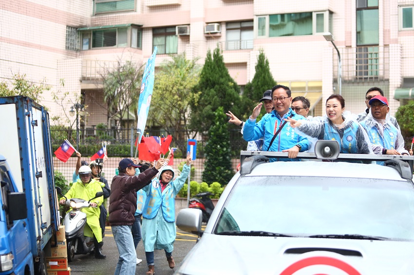 國民黨立委李彥秀上午陪同丁守中車隊掃街南港內湖區。 圖：丁守中辦公室提供