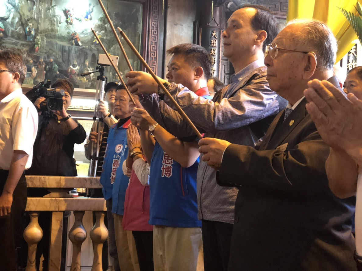 在新北市長朱立倫及眾媒體見證下，國民黨台南市長候選人高思博在選前倒一天，赴台灣首廟天壇，在玉皇大帝面前發誓，當選台南市長後，絕對以打造「清廉有效能」的政府為首要。 圖：黃博郎/攝