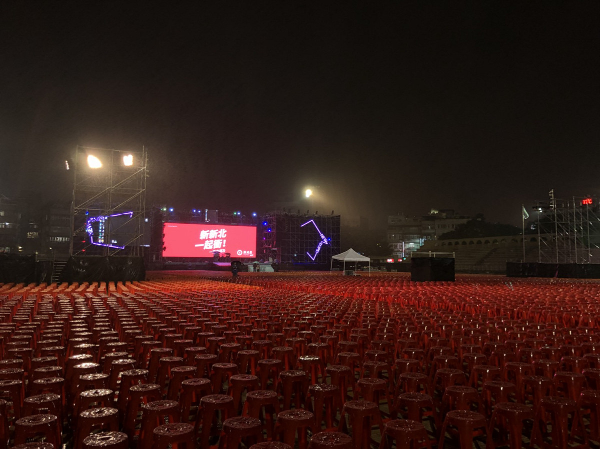蘇貞昌昨天特地到板橋第二運動場舉行的選前之夜場地勘查，今天稍早受訪時，忍不住跟媒體講「超威的唷！」 圖：蘇貞昌競選辦公室提供