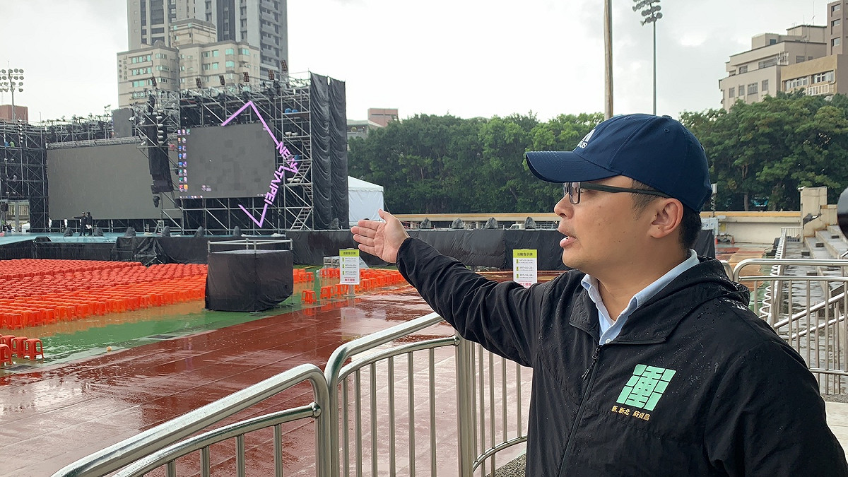 針對選前之夜的舞台設計，蘇貞昌競選辦公室文宣活動部主任翁世豪今（23）日接受媒體聯訪。 圖：蘇貞昌競選辦公室提供