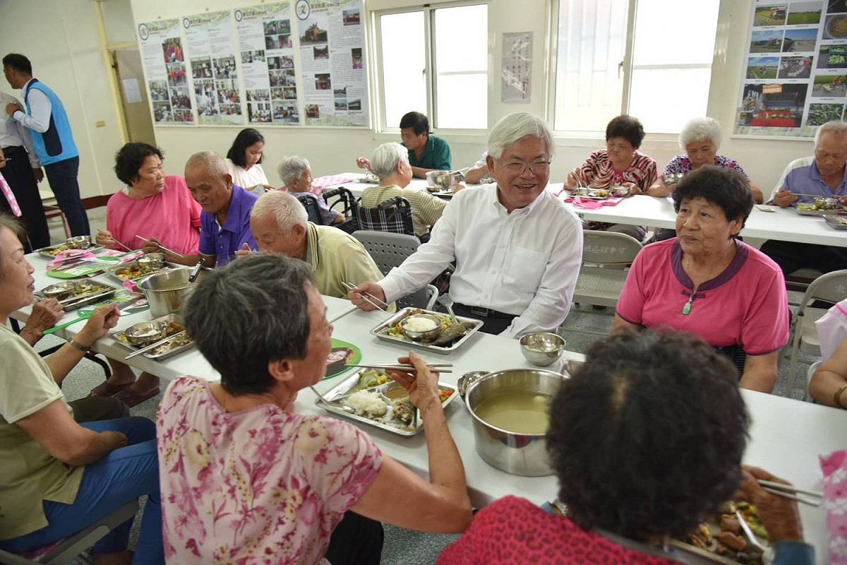 李進勇表示，上任後即推動長青食堂與長照2.0，看見雲林縣內長者因長青食堂的共融，臉上嶄露的笑容，是最大的鼓舞。 圖：李進勇競辦提供