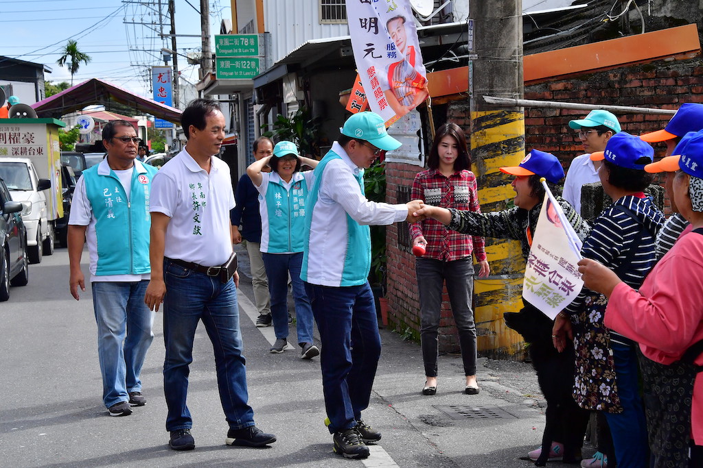 劉櫂豪持續宣傳未來發展台東政策，鼓勵鄉親返鄉投票支持，許文獻也大聲呼籲，強調劉櫂豪為卑南鄉所爭取的相關建設經費，拜託鄉親能支持劉櫂豪當選縣長。 圖：劉櫂豪競選辦公室/提供