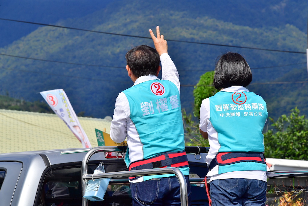 台東縣長候選人劉櫂豪掃街車隊今（23）在卑南鄉長許文獻及達魯瑪克部落主席胡進德的陪同下，來到卑南鄉掃街，受到沿街民眾熱烈歡迎。 圖：劉櫂豪競選辦公室/提供