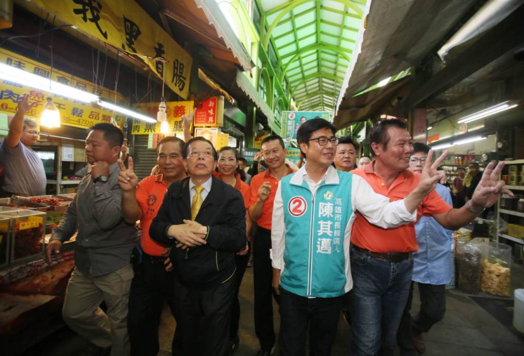 謝長廷今天下午陪同陳其邁前往三鳳掃街拜票。 圖/陳其邁辦公室提供
