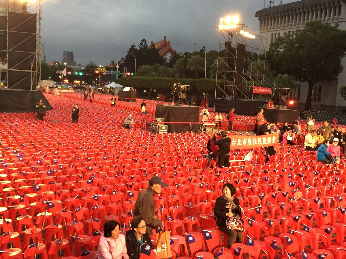 丁守中競選辦公室發言人詹為元表示，現場擺放1萬8千張椅子，若晚間景福門開放，他們也已經提前預備2千張椅子，若再加上站立的民眾，將湧入上看2萬5到3萬人。 圖：趙婉淳／攝